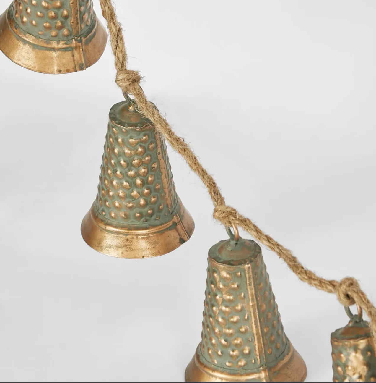 HANGING BELL GARLAND BRONZE