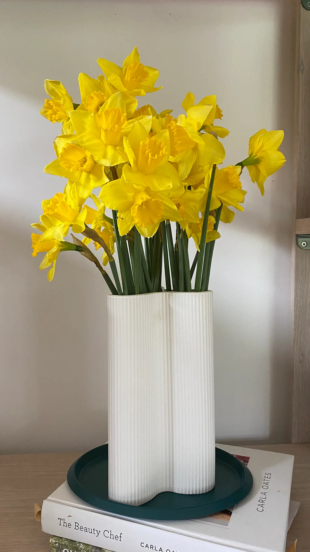 RIBBED PETAL VASE SNOW (L)