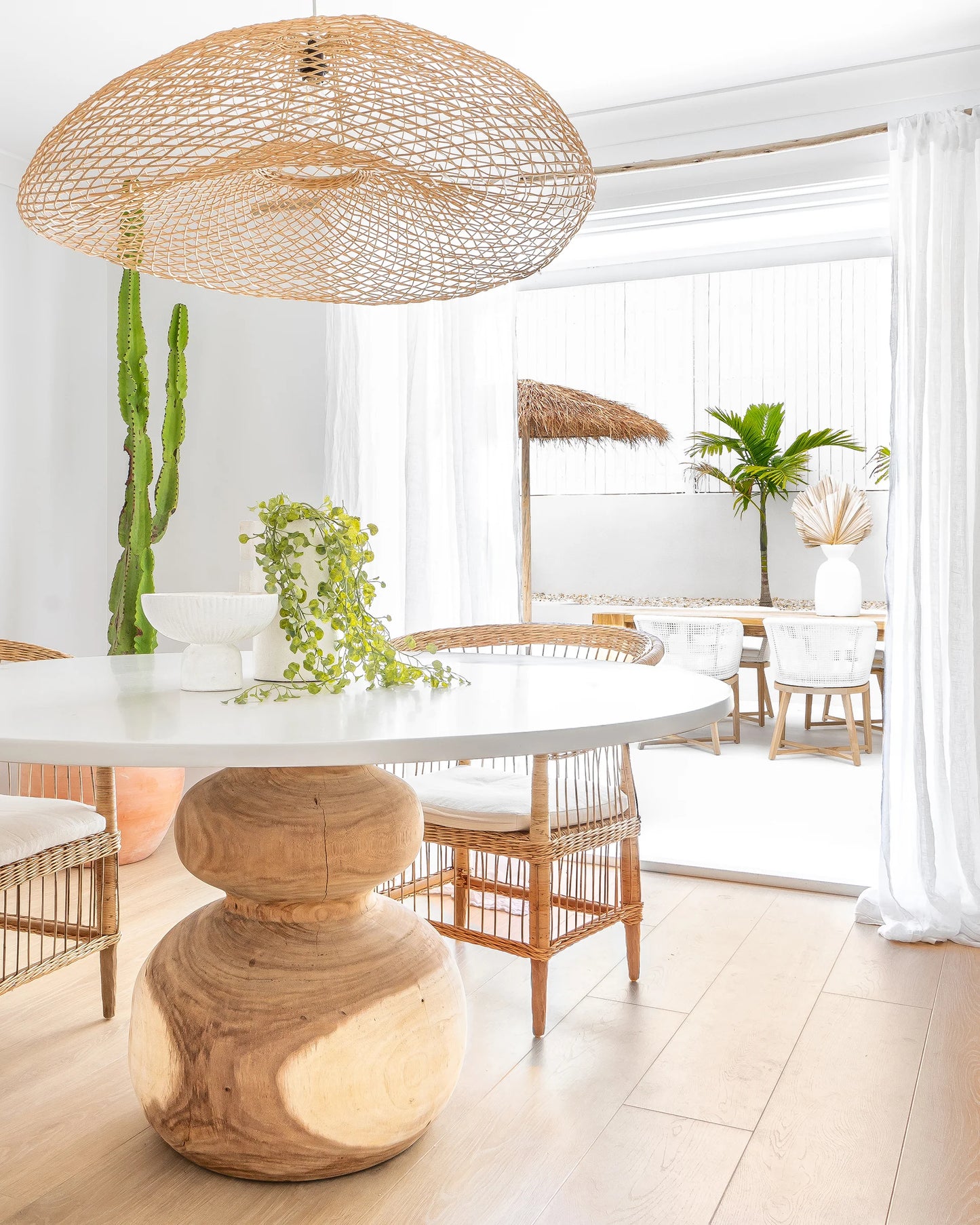 MALUKU DINING TABLE